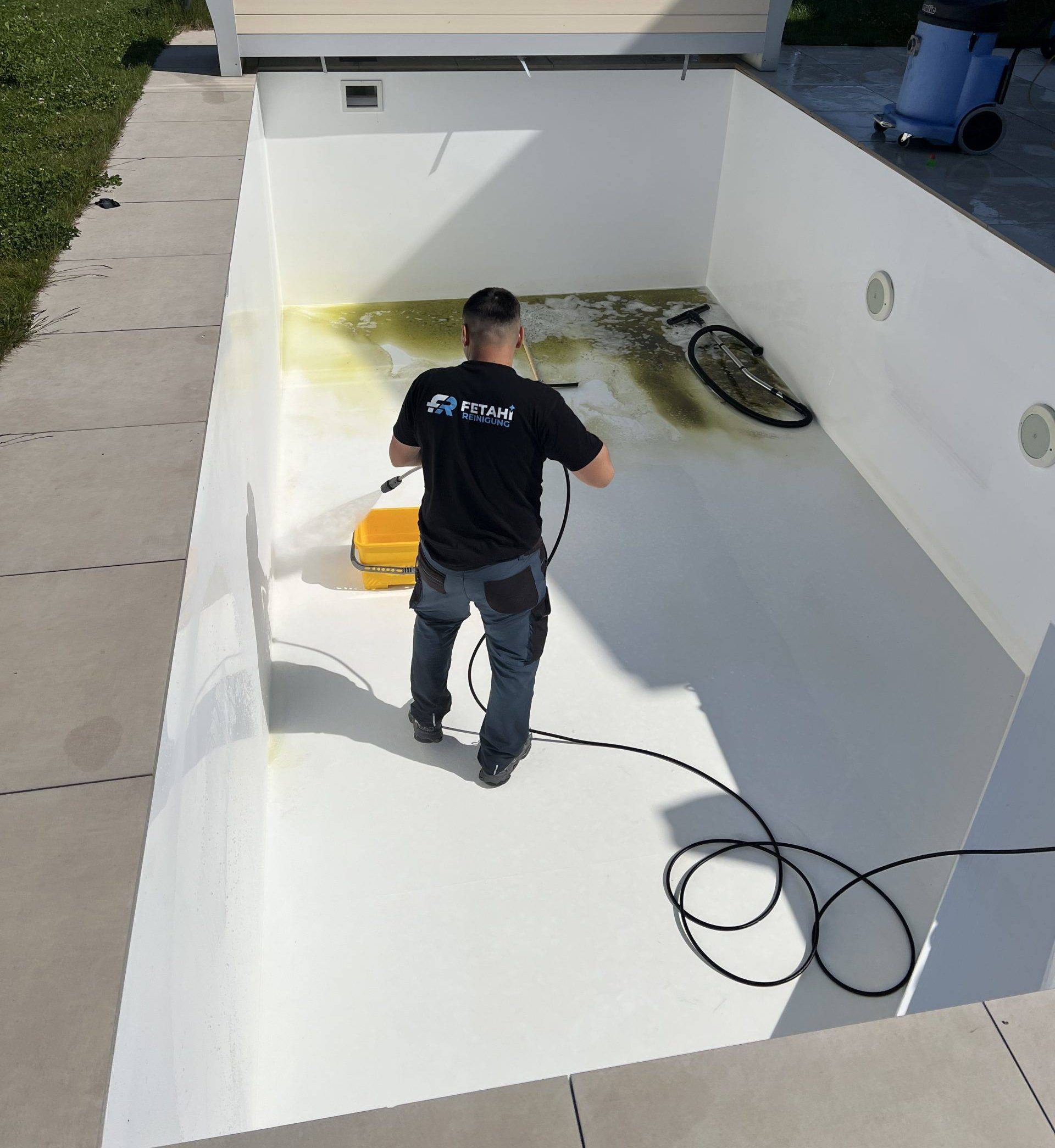 Chef bei der professionellen Poolreinigung in Ried im Innkreis