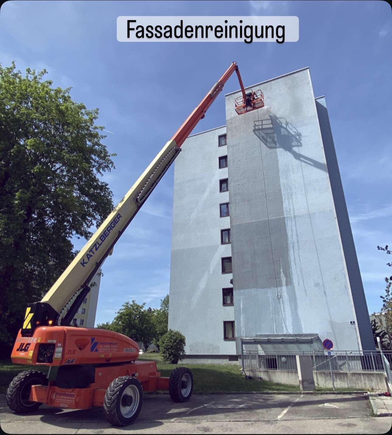 Mitarbeiter von Fetahi bei der professionellen Fassadenreinigung im Innviertel