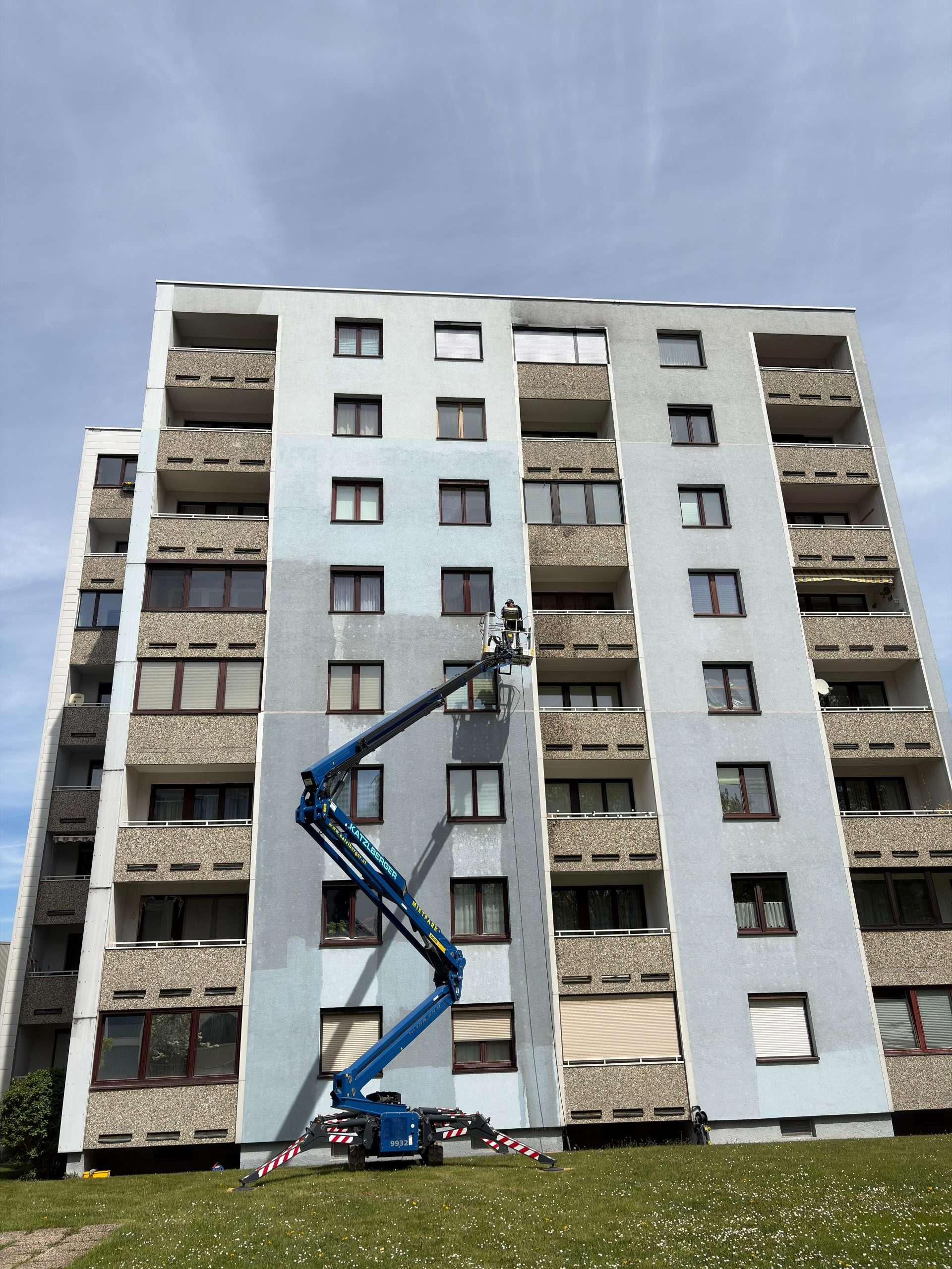 Professionelle Fassadenreinigung mit firmeneigener Hebebühne durch Meisterbetrieb in Ried im Innkreis